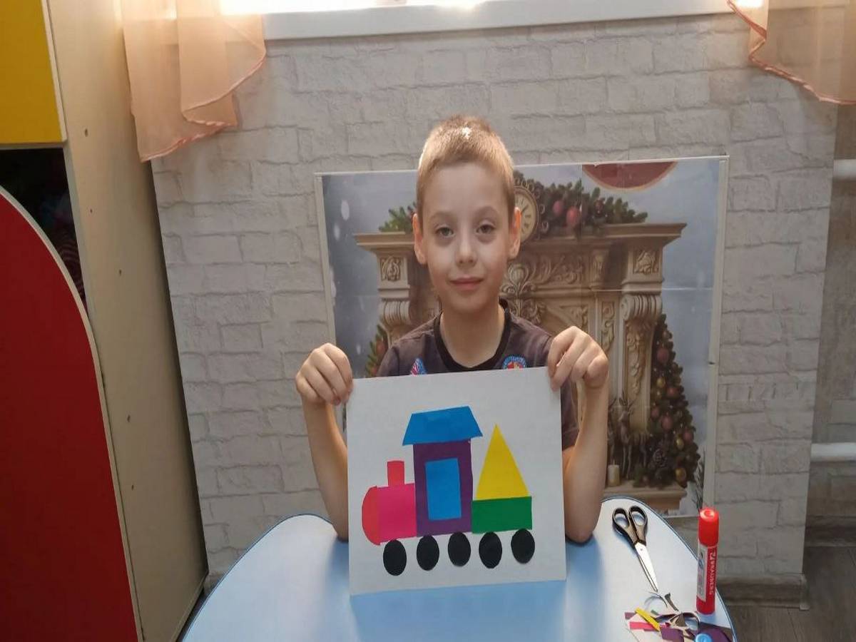 В младшей группе Щигровском центре воспитанники работали над аппликацией